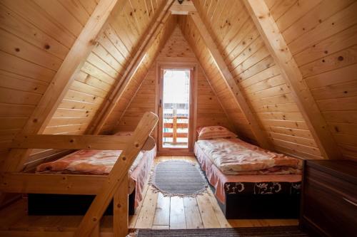 NiegowaDomki Niegowa的小木屋内一间卧室,配有两张床