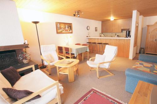 艾姆敦Apartment Kaiser的客厅配有沙发和桌子
