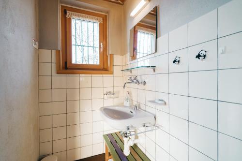 艾姆敦Chalet Engihalde的白色的浴室设有水槽和窗户。