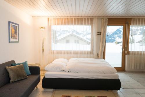 艾姆敦Apartment Grossgaden的一张位于配有沙发和窗户的房间的床铺