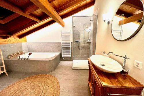 艾姆敦Apartment zum Leist的带浴缸、水槽和镜子的浴室