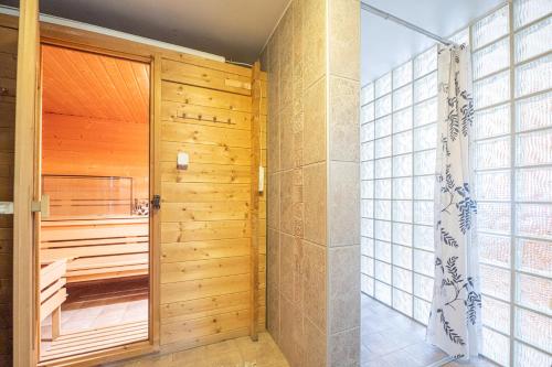 弗罗茨瓦夫Willa Zacisze - Pokoje Gościnne的带淋浴的浴室和木门。