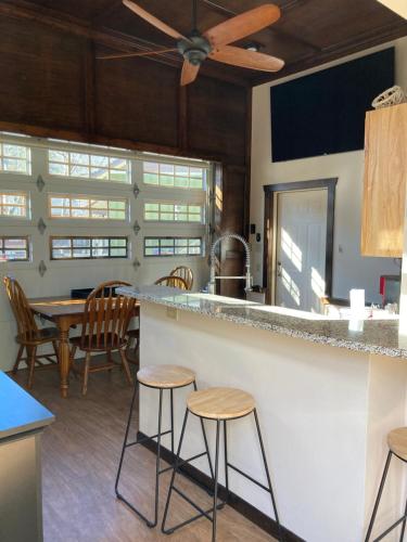 尤里卡斯普林斯All Seasons Treehouse Village的厨房设有带凳子和桌子的酒吧