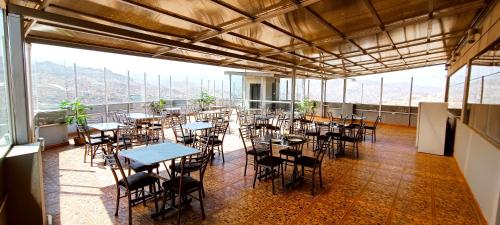 拉巴斯HGA-Zafiro-Spa的一间设有桌椅的餐厅,位于一间享有美景的客房