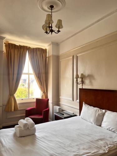 利物浦Beech Mount Hotel - Free Parking的卧室配有床、椅子和窗户。