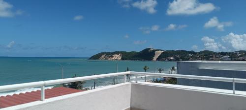 纳塔尔Beira-Mar flat 310 Ponta Negra Beach的阳台享有海景。