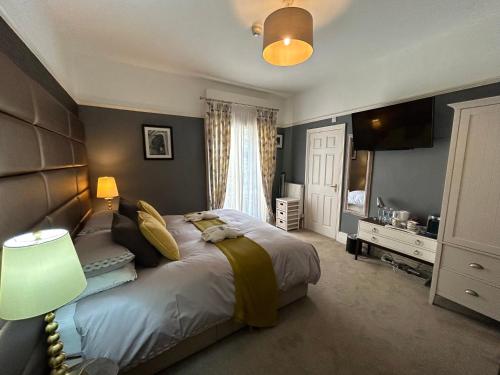剑桥价值别墅酒店的一间卧室设有一张大床和一个窗户。