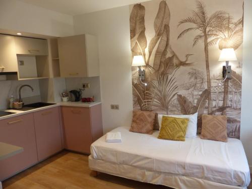 布鲁瓦Logis Hôtel Louise de Savoie的卧室配有一张带热带壁画的床铺。