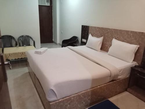 新德里gold stays hotel near IGI international airport的卧室配有一张白色大床
