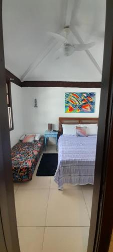 布希奥斯Hospedagem Tucanos的一间卧室设有两张床和天花板