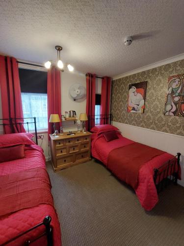 布莱克浦Westfield House的一间卧室配有两张床和水槽