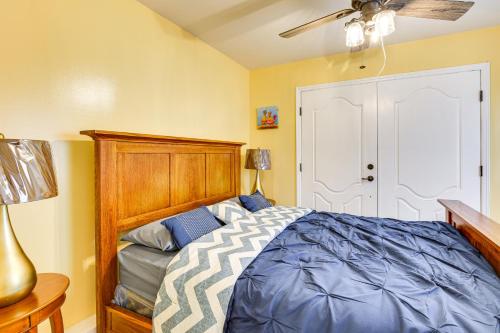 波基普西Cozy Poughkeepsie Hideaway Near Hudson River!的一间卧室配有一张床和吊扇