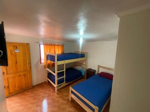 卡拉马Hostal Las Ñipas的一间小房间,内设两张双层床