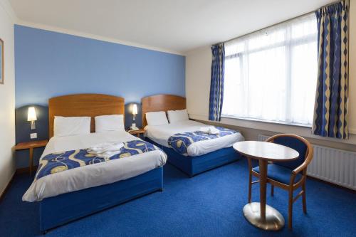 伦敦 - 温布利国际酒店客房内的一张或多张床位