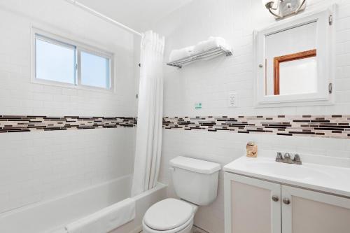 汉普顿贝斯海湾观赏码头酒店的白色的浴室设有卫生间和水槽。