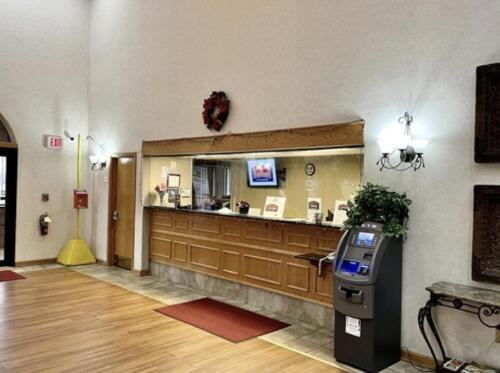 韦恩堡FairBridge Inn & Suites Fort Wayne的大楼里带自动取款机的等候室