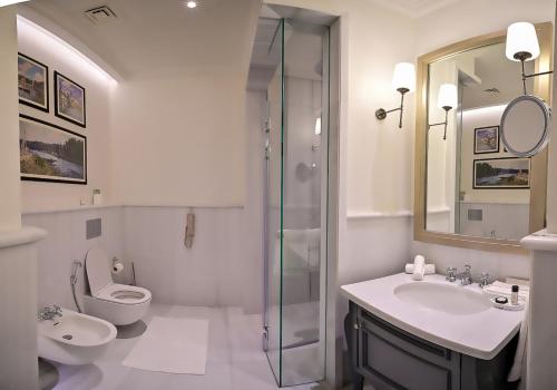 多哈21 High Street Residence By The Torch的浴室配有卫生间、盥洗盆和淋浴。