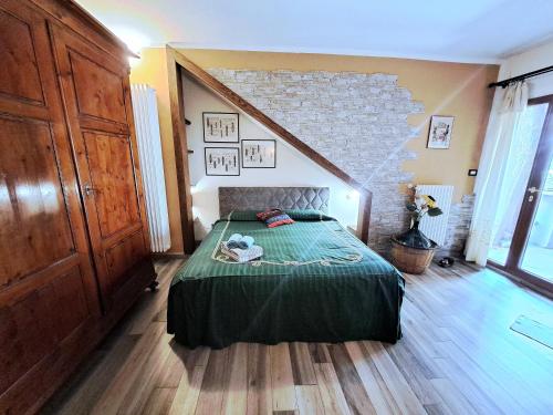 比森齐奥营MARCONI DEPENDANCE的一间卧室设有一张床和砖墙