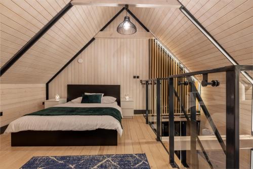 索利纳SOWI GAJ - domki całoroczne的阁楼上的卧室配有一张大床