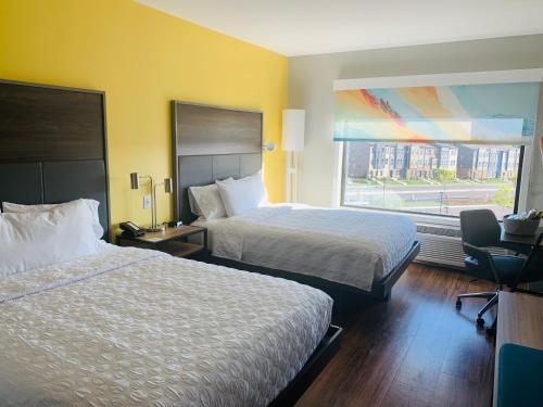 马纳萨斯Tru By Hilton Manassas, Va的酒店客房设有两张床和窗户。