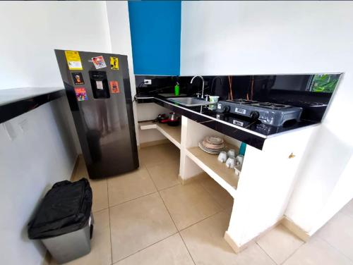 帕洛米诺Apartamento Privado Palomino的一间带冰箱和水槽的小厨房