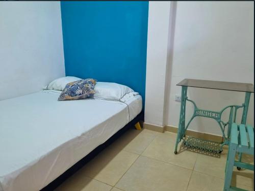 帕洛米诺Apartamento Privado Palomino的一间小卧室,配有一张床和一张桌子