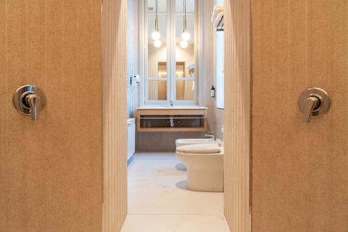 蓬塔阿雷纳斯何塞·诺盖拉酒店的一间带卫生间和水槽的浴室