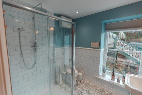 Whaley BridgeThe Jodrell Luxury Suites的带淋浴、卫生间和盥洗盆的浴室
