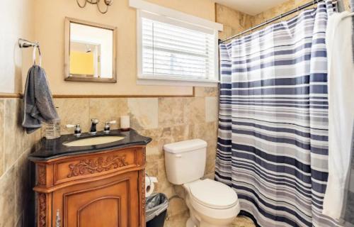 桑福德3-Bed Bungalow walk to Historic Downtown Sanford的浴室配有卫生间、盥洗盆和淋浴。
