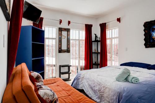 瓜纳华托Casa Palaxs的一间卧室设有一张床、一台电视和窗户。