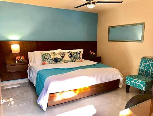 萨尤利塔Pacific Inn hotel的一间卧室设有一张床和蓝色的墙壁