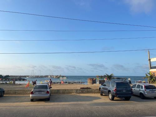 Catia La MarHotel brisas del mar 2022的一群停在海滩附近停车场的汽车