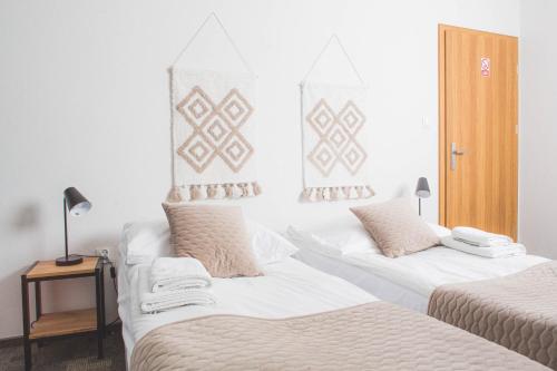 文盖尔斯卡－古尔卡贝斯奇迪安度假村的两张睡床彼此相邻,位于一个房间里