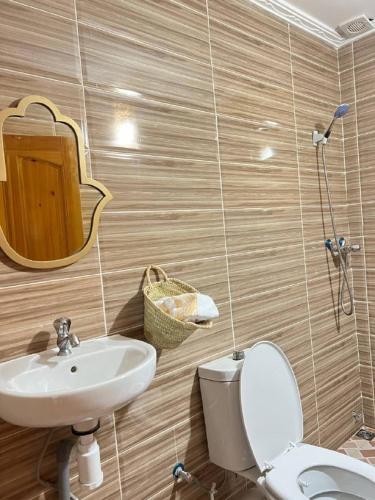 阿加迪尔rise surf and yoga morocco的一间带水槽、卫生间和镜子的浴室