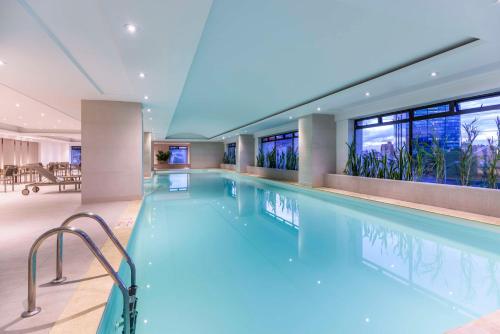 波哥大波哥大特里波特皇家NH精选酒店的酒店大堂的大型游泳池