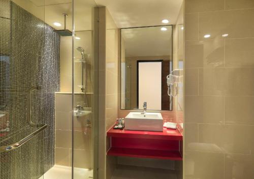 莎阿南Best Western i-City Shah Alam的一间带水槽、淋浴和镜子的浴室