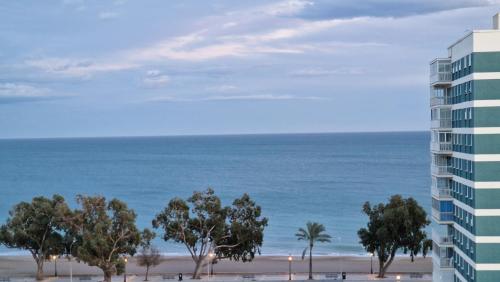 贝尼卡西姆Stunning sea vistas by the beach的从大楼的阳台上可欣赏到海滩景色