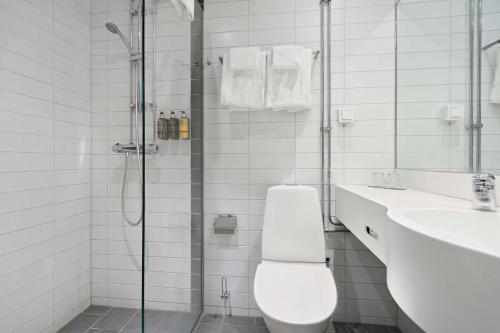 卡尔斯塔德Best Western Hotel River C的带淋浴、卫生间和盥洗盆的浴室