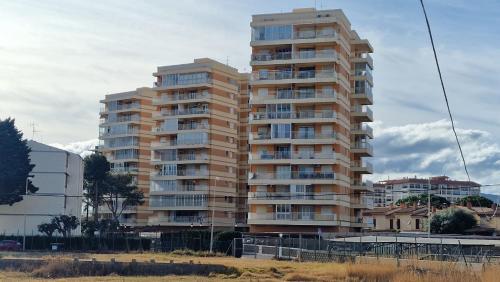 贝尼卡西姆Stunning sea vistas by the beach的市中心一栋高耸的公寓楼