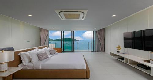 奈汉海滩Villa Thousand Cliffs的一间大卧室,配有一张大床和一台电视