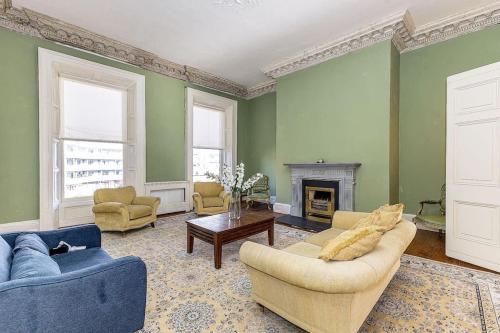 都柏林Munster Suite, 7 Henrietta Street, Dublin 1的客厅设有两张沙发和一个壁炉