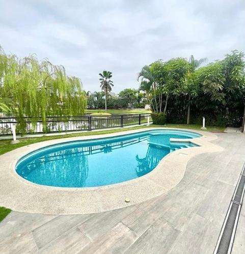 瓜亚基尔Casa en alquiler en Entre Lagos的庭院里的一个蓝色海水游泳池