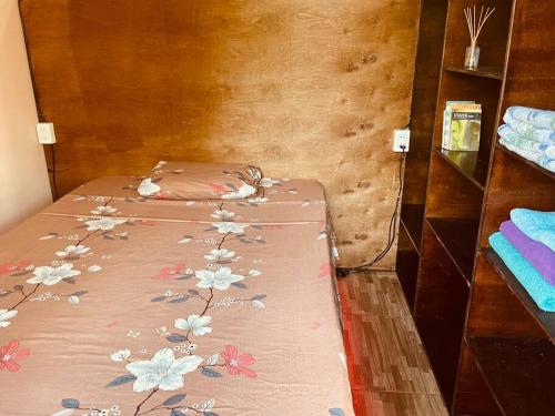 HohenauLa casita en Hohenau的一间卧室配有两张鲜花床。