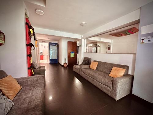 波哥大Bogotá Elite的客厅设有两张沙发和一个走廊