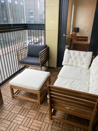 雷克雅未克Aurora Lights Retreat的阳台配有一张床和椅子