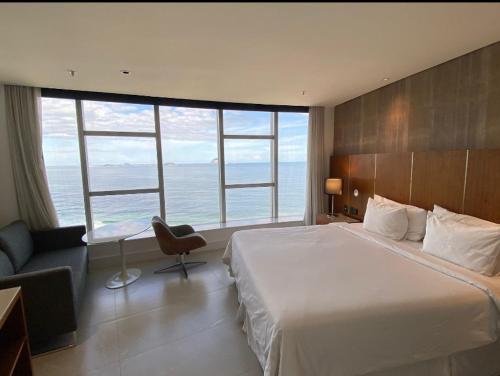 里约热内卢Apart Hotel的酒店客房设有一张大床和大窗户