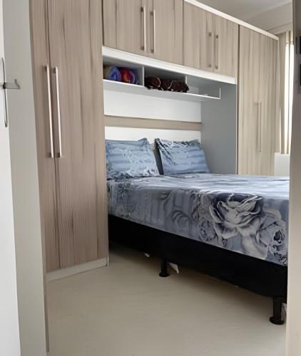 费拉迪圣安娜Aconchego Urbano: Espaçoso C/Ar的一间卧室配有一张床和木制橱柜