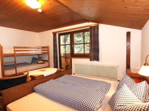 迈尔霍芬Alpenhaus Lacknerbrunn的一间卧室设有一张床和一个窗口