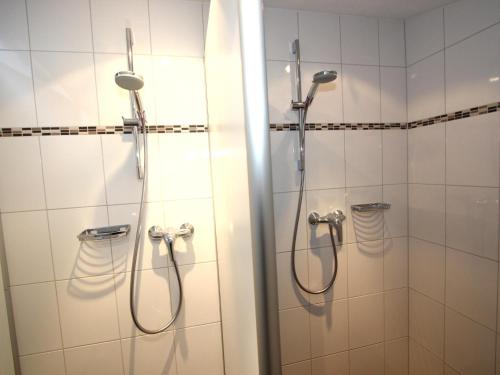 迈尔霍芬Alpenhaus Lacknerbrunn的浴室铺有白色瓷砖,设有淋浴。