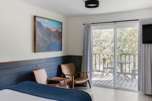 莱文沃思LOGE Leavenworth Riverside的一间卧室设有一张床和一个阳台
